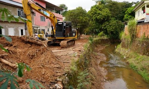 Volta Redonda: programa Limpa Rio inicia dragagem em trecho do Córrego dos Peixes